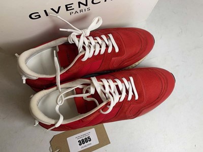Lot 3805 - Givenchy Paris EU43 runner active leather...