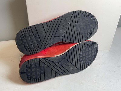 Lot 3805 - Givenchy Paris EU43 runner active leather...