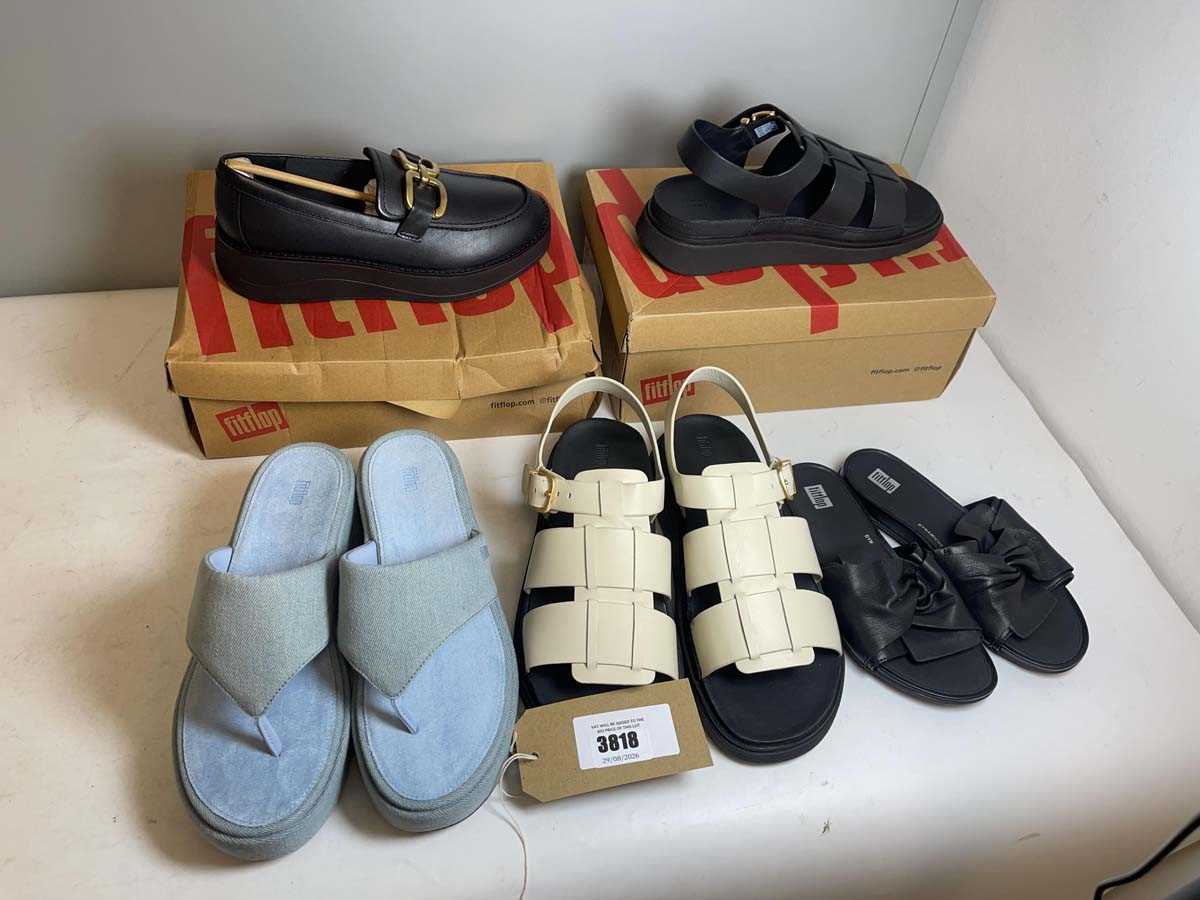 Lot 3818 - 2x Boxed + 3x Unboxed Fitflop sandals in...