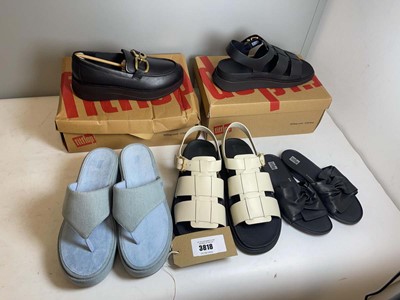 Lot 3818 - 2x Boxed + 3x Unboxed Fitflop sandals in...