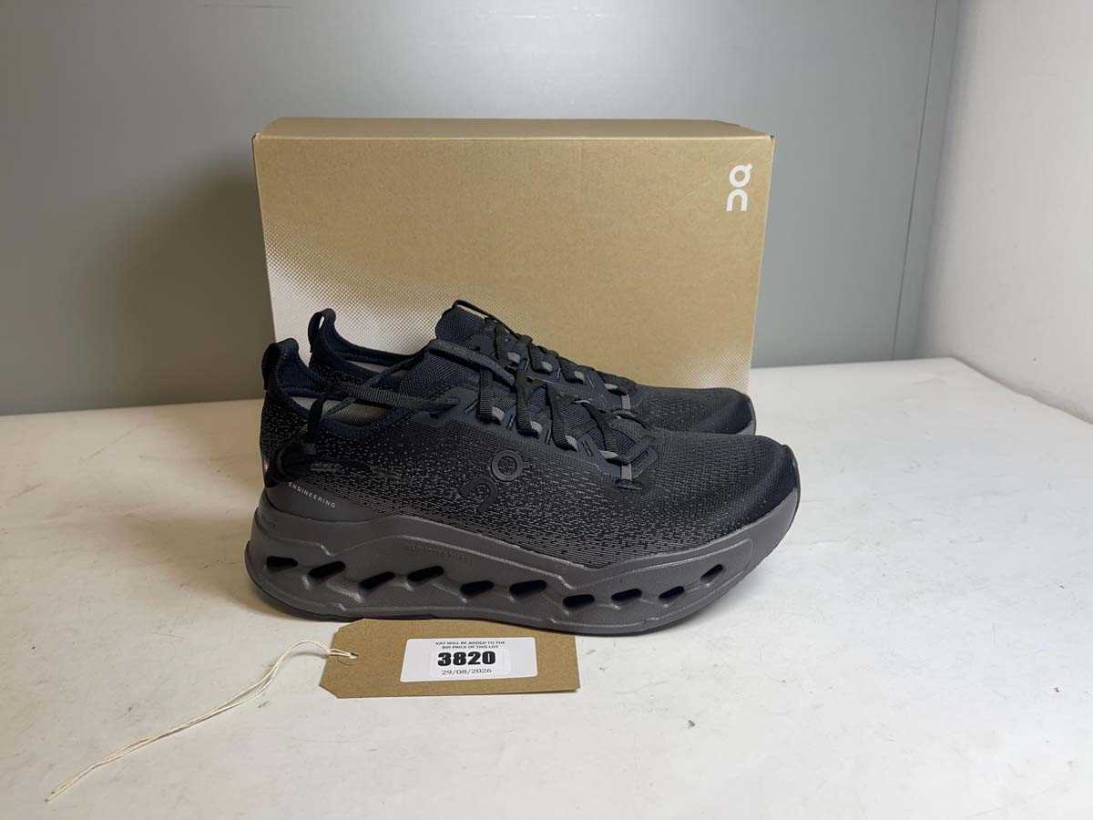 Lot 3820 - On Cloud UK10 cloudsurfer max wide trainers in...