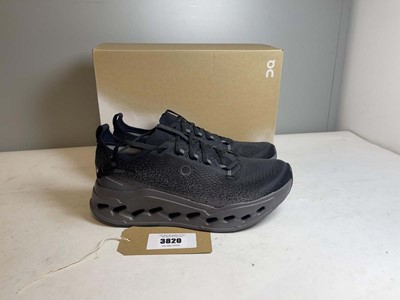 Lot 3820 - On Cloud UK10 cloudsurfer max wide trainers in...