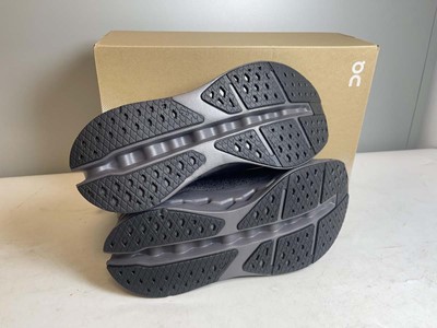 Lot 3820 - On Cloud UK10 cloudsurfer max wide trainers in...