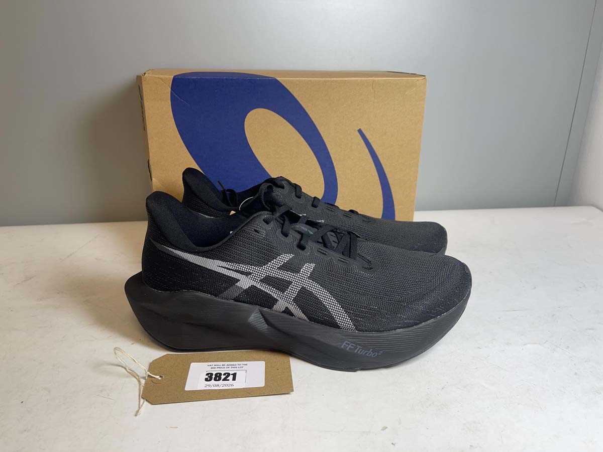 Lot 3821 - Asics UK10 novablast 6 trainers in black - boxed