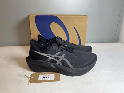 Lot 3821 - Asics UK10 novablast 6 trainers in black - boxed