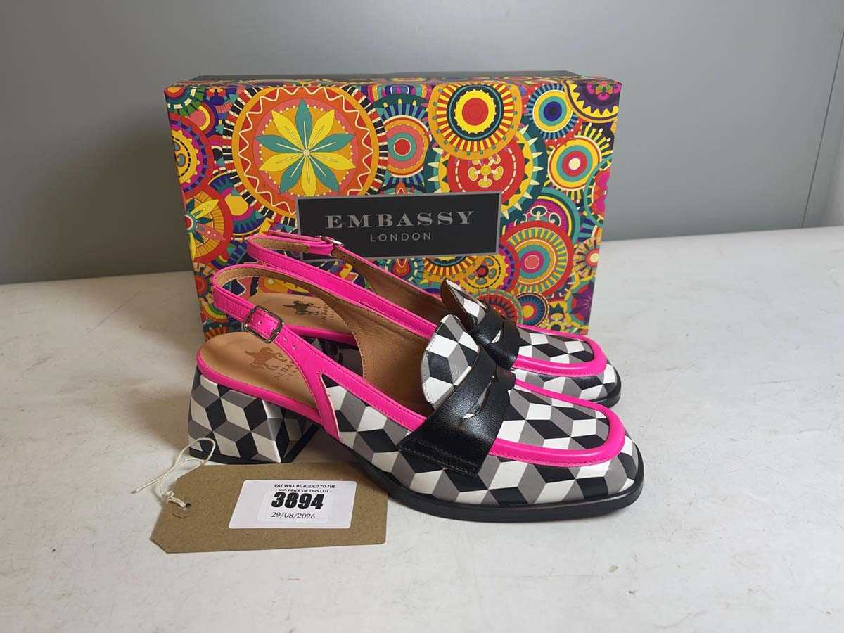 Lot 3894 - Embassy London EU39 diana high heels in black...