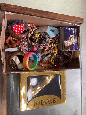 Lot 381 - Small box containing dress jewellery and a...