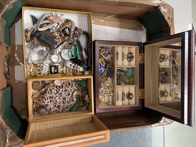 Lot 385 - 2 jewellery boxes and tray of various dress...