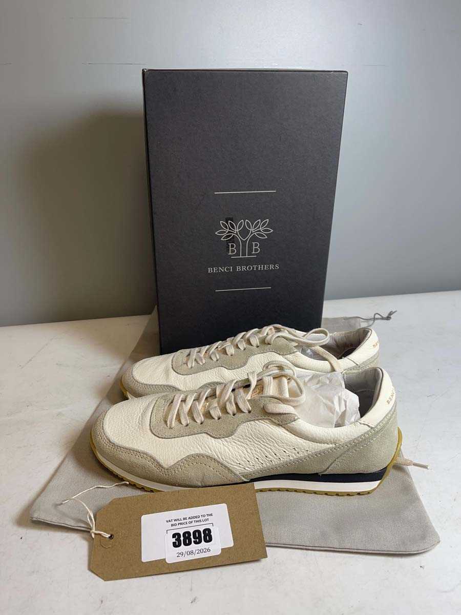 Lot 3898 - Benci Brothers EU38 burro softy trainers in...