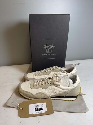Lot 3898 - Benci Brothers EU38 burro softy trainers in...