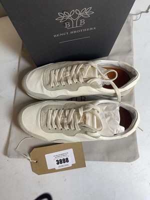 Lot 3898 - Benci Brothers EU38 burro softy trainers in...