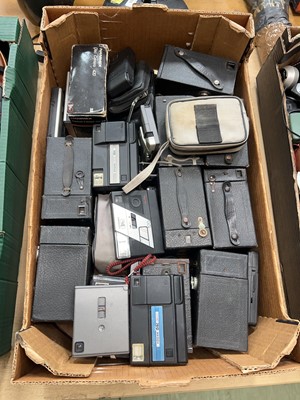 Lot 402 - Tray containing vintage cameras including...