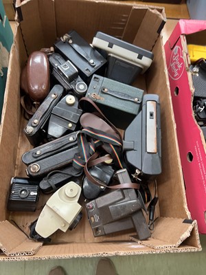 Lot 407 - Tray of various vintage folding and land cameras