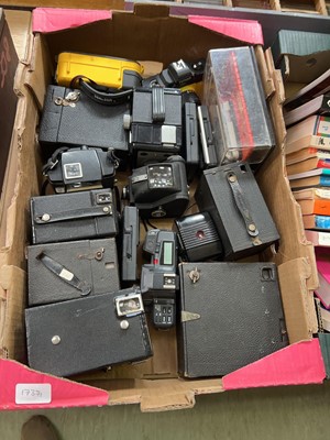 Lot 408 - Tray of various vintage cameras
