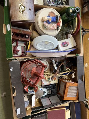 Lot 414 - 2 trays containing various housewares...