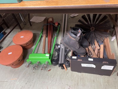 Lot 418 - Under bay of various gardening items and...