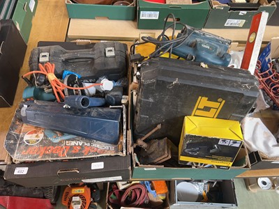 Lot 432 - 2 trays of various boxed and unboxed power...