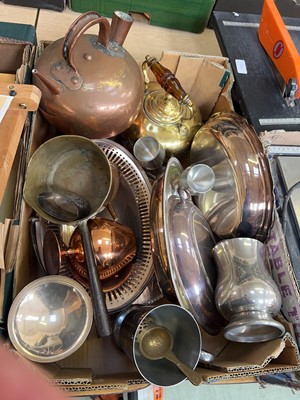Lot 435 - Tray of various metal wares, copper and brass...