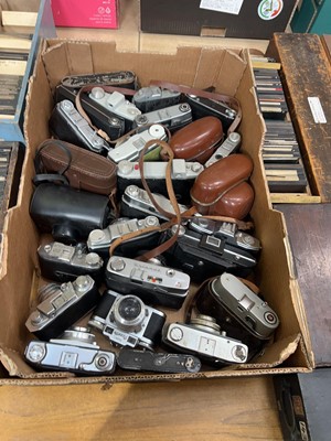 Lot 441 - Tray containing assorted vintage cameras