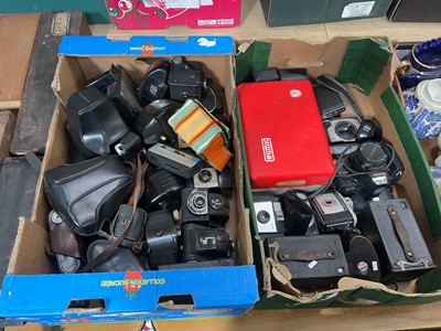 Lot 443 - 2 trays of various vintage cameras and...