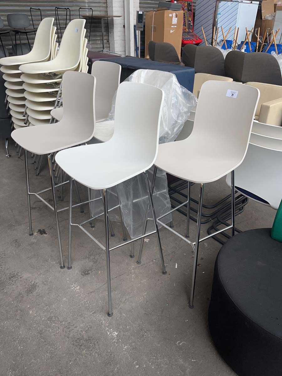 Lot 71 - 5x Jasper Morrison for Vitra 'Hal' stools on...