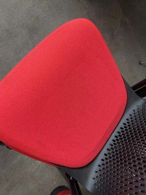 Lot 81 - 7 various Herman Miller stacking chairs (4 in...
