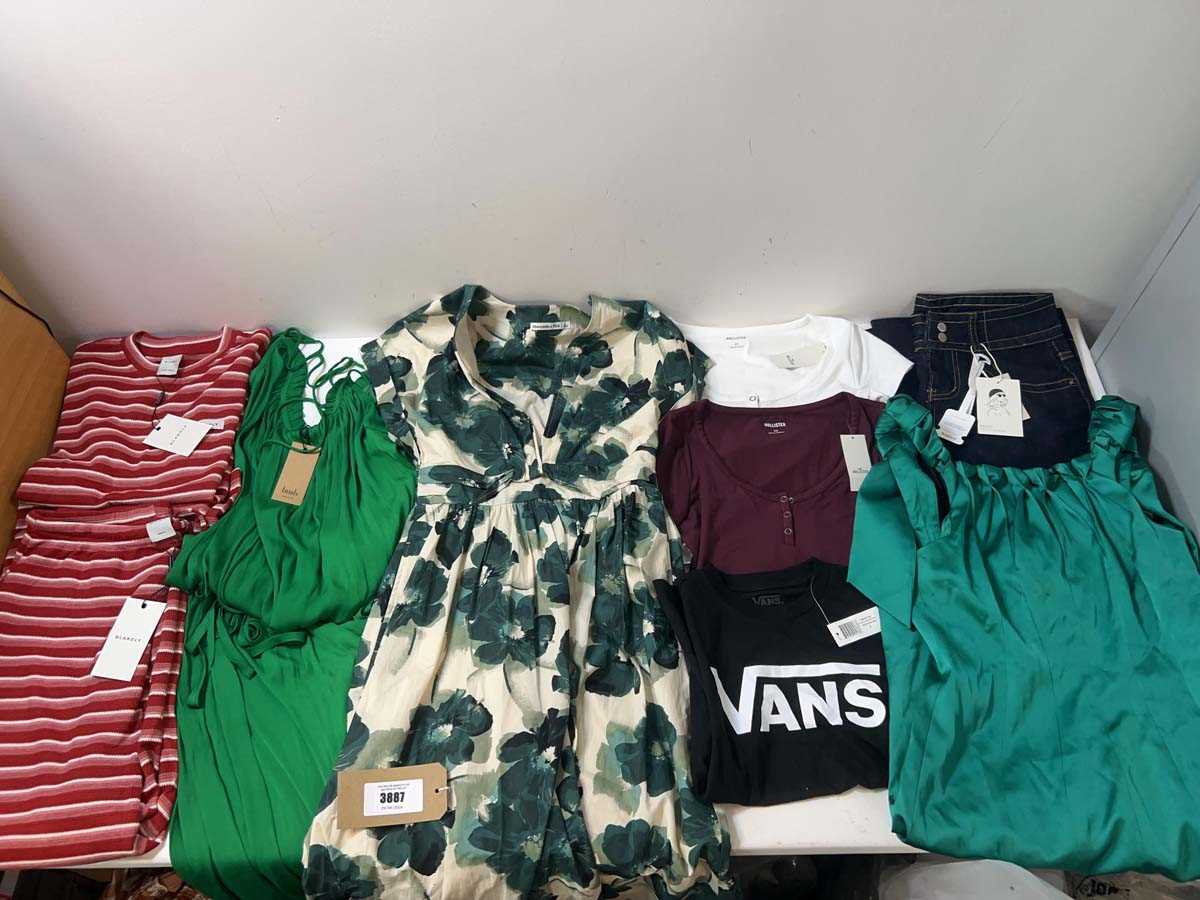 Lot 3887 - Ladies clothing Abercrombie & Fitch, Hollister,...