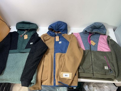 Lot 3915 - 3x Passenger fleeces