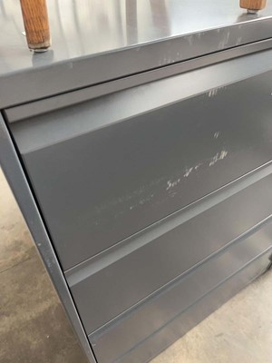 Lot 90 - 4 drawer lateral filing cabinet in grey -...
