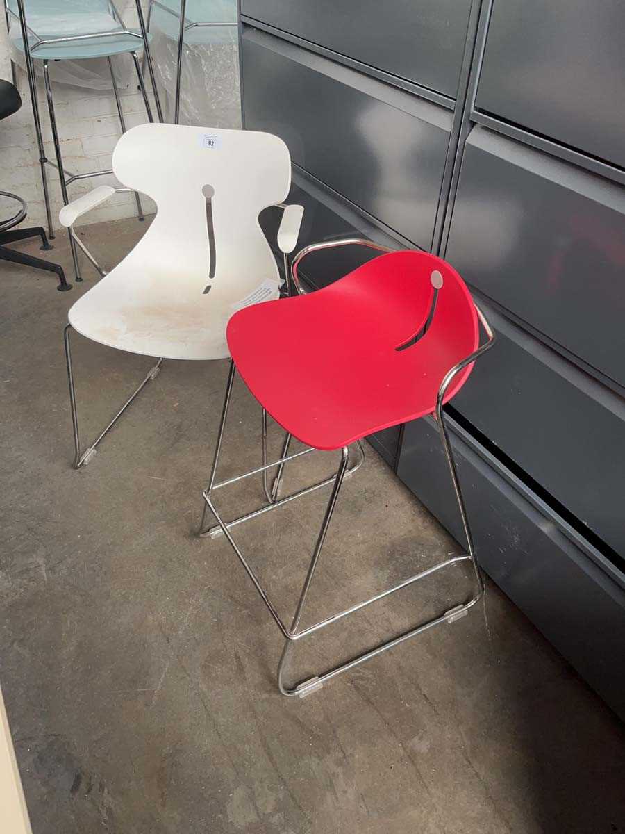 Lot 92 - 2 non matching Mariquita metal frame chairs -...