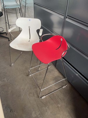 Lot 92 - 2 non matching Mariquita metal frame chairs -...