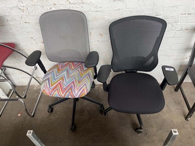 Lot 117 - 2 Non-matching office chairs with arms