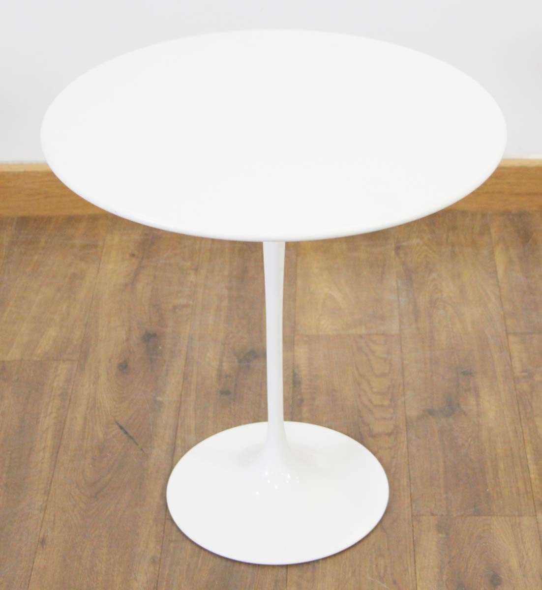 Lot 9 - Pedestal side table designed by Eero Saarinen,...