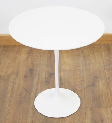 Lot 9 - Pedestal side table designed by Eero Saarinen,...