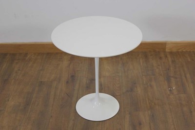 Lot 9 - Pedestal side table designed by Eero Saarinen,...