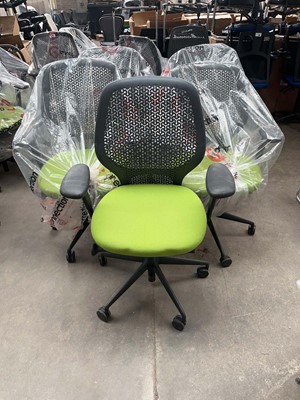 Lot 138 - 5 Connection office chairs with grey plastic...