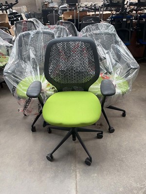 Lot 139 - 5 Connection office chairs with grey plastic...