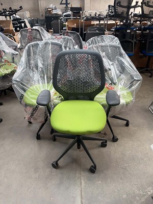 Lot 140 - 5 Connection office chairs with grey plastic...