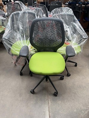 Lot 141 - 5 Connection office chairs with grey plastic...