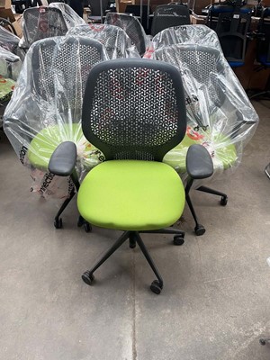 Lot 142 - 5 Connection office chairs with grey plastic...