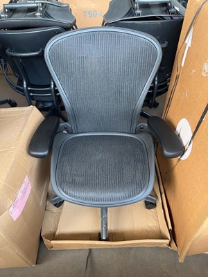 Lot 161 - Boxed Herman Miller Aeron office chair size B