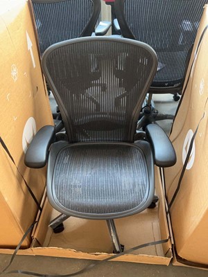 Lot 165 - Boxed Herman Miller Aeron office chair size B