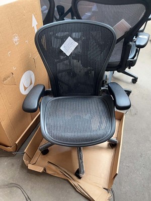 Lot 171 - Boxed Herman Miller Aeron office chair size B