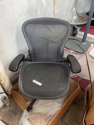 Lot 173 - Boxed Herman Miller Aeron office chair size B...