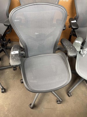 Lot 181 - Herman Miller Aeron office chair size B