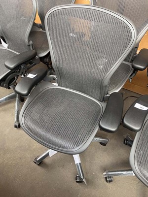 Lot 187 - Herman Miller Aeron office chair size B