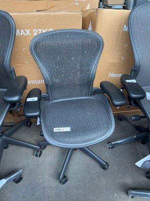 Lot 192 - Herman Miller Aeron office chair size A