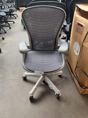 Lot 197 - Herman Miller Aeron chair in grey with leather...