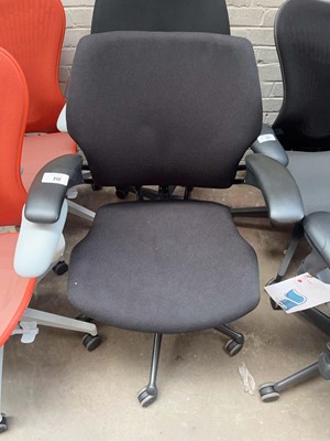 Lot 212 - 2 Humanscale Freedom black cloth office chairs...