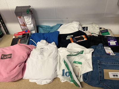 Lot Approx. 18 branded items of clothing to...